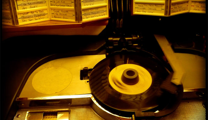 An old jukebox playing 45rpm records